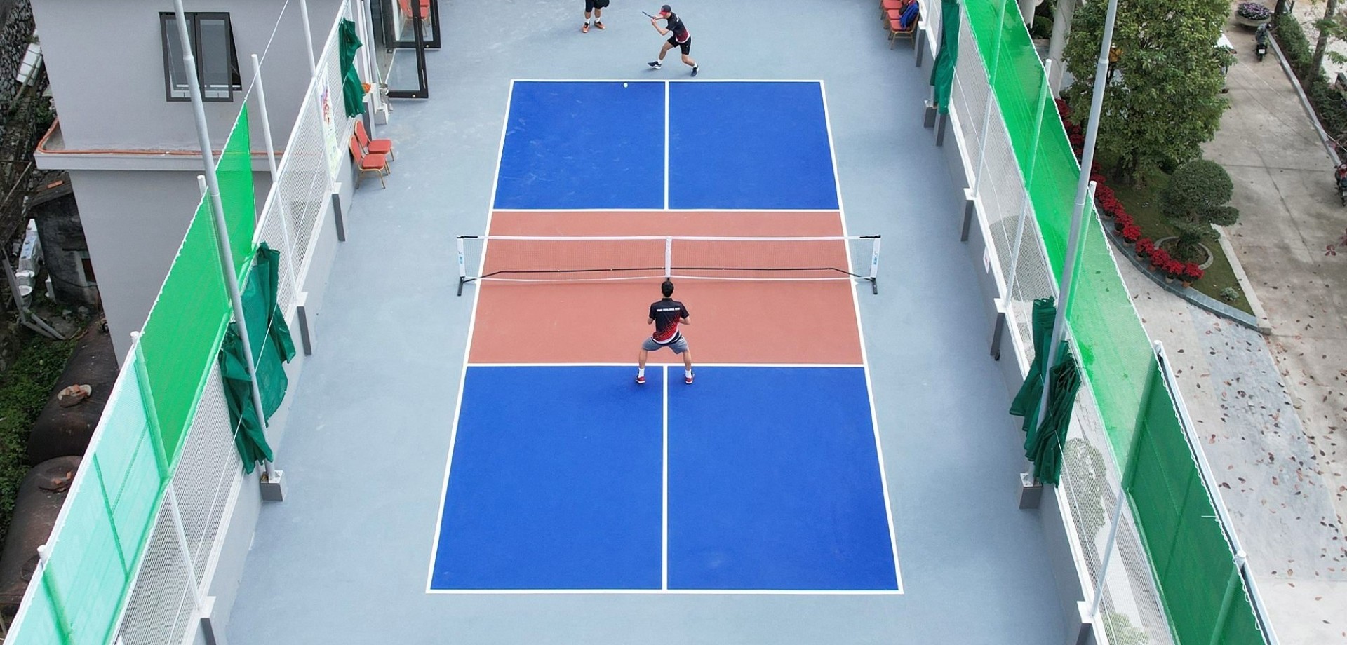 Đèn chiếu sáng sân pickleball tầng thượng
