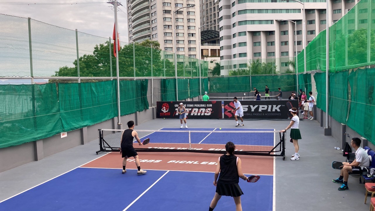 Sân pickleball tầng thượng có lưới chắn gió