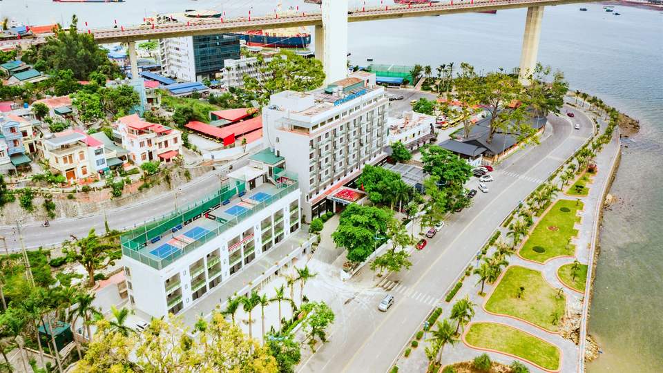 Khách sạn Bạch Đằng nhìn từ trên cao, cạnh cầu Bãi Cháy và vịnh Hạ Long